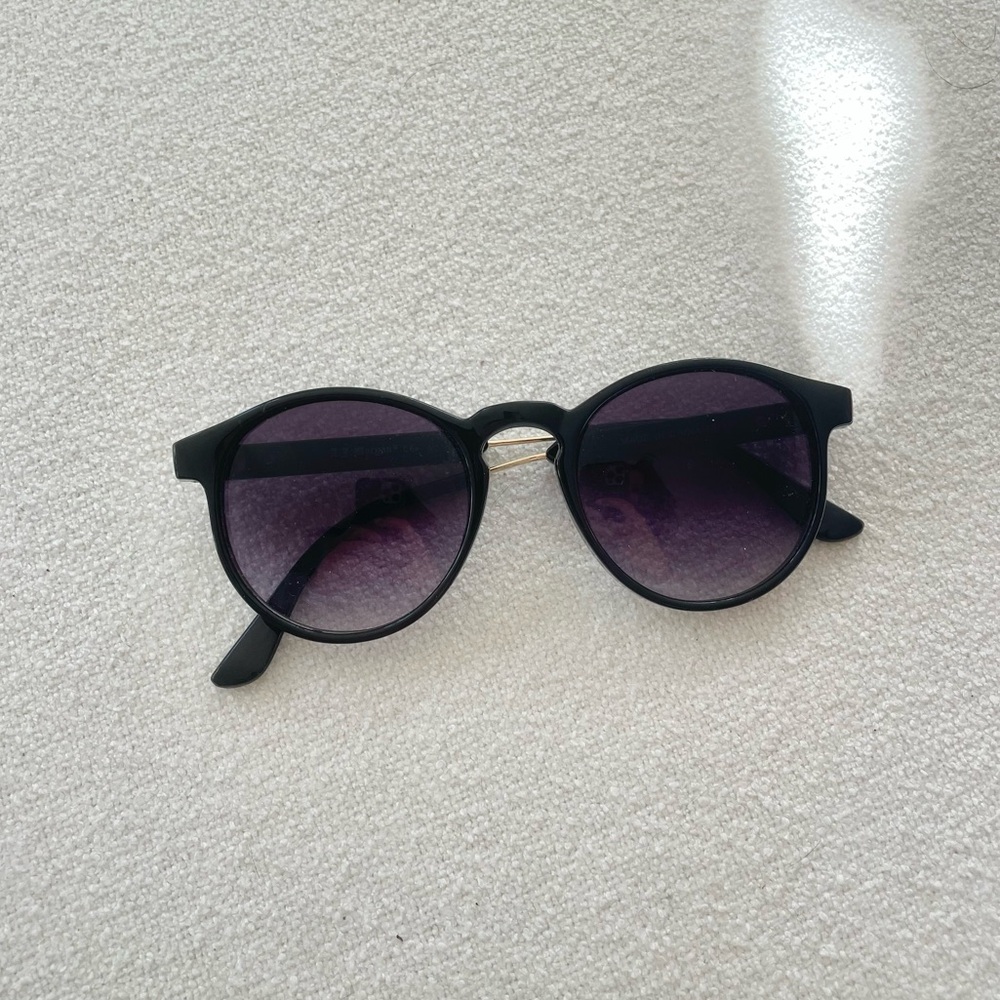 AJ Morgan Black Round Sunglasses